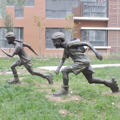 小区园林小男孩小女孩滑旱冰的情景博鱼网页版