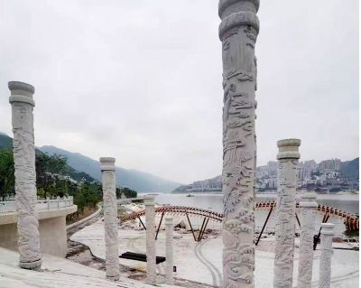 湖边公园景区摆放大理石浮雕石柱博鱼网页版