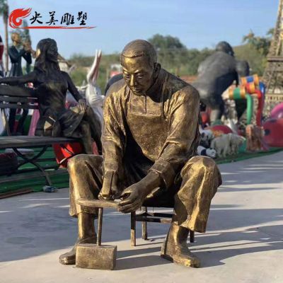 户外街道玻璃钢仿铜修鞋匠


