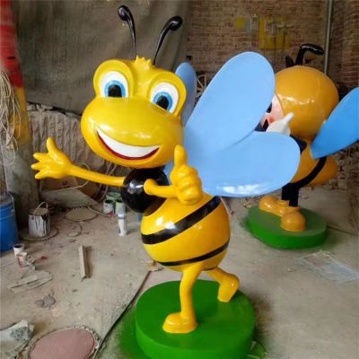 花园草地摆放玻璃钢卡通蜜蜂小品博鱼网页版
