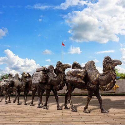 街道边摆放的一群行走的玻璃钢骆驼博鱼网页版