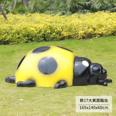 草地上摆放的趴着的玻璃钢彩绘瓢虫博鱼网页版