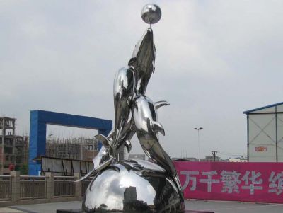 海边三只不锈钢玩闹的海豚博鱼网页版