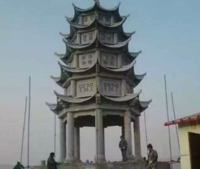 佛教寺院摆放多层青石仿古塔凉亭