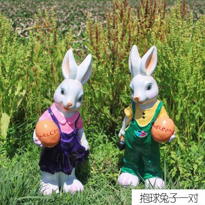 花园一对抱球彩绘树脂兔子博鱼网页版