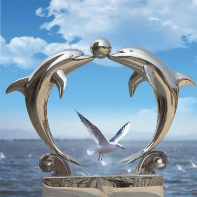 海边一对恩爱的不锈钢海豚博鱼网页版