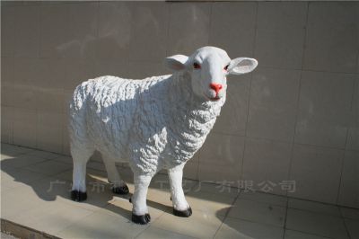草地公园摆放的直视玻璃钢仿真绵羊博鱼网页版