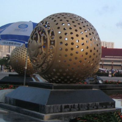  花园水池摆放铸铜镂空球景观博鱼网页版