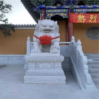 寺院门口摆放大理石雕刻石狮子门墩
