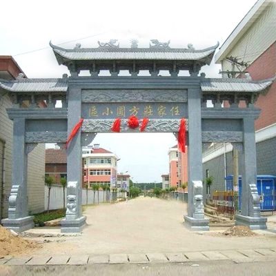 小区门口摆放青石仿古浮雕牌坊