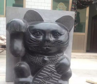街道边摆放着手拿招牌的玻璃钢创意猫博鱼网页版
