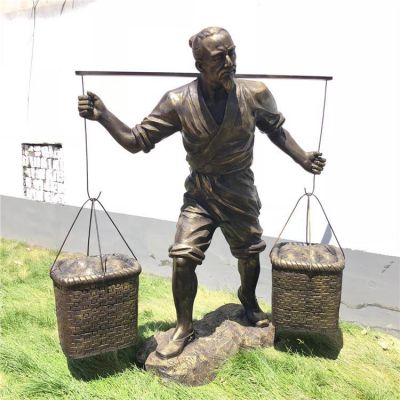玻璃钢仿铜民俗挑扁担古人博鱼网页版景区草地落地小品