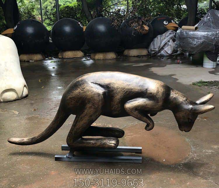 广场摆放一只不锈钢袋鼠博鱼网页版