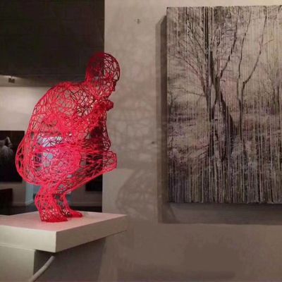 展览馆摆放不锈钢蹲着的镂空人物博鱼网页版摆件