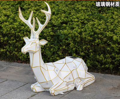 户外景观鹿几何创意卧着的鹿博鱼网页版