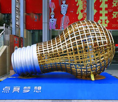 商场门口大型不锈钢镂空灯泡博鱼网页版