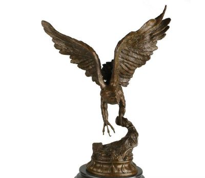 户外河边一只展翅树脂老鹰博鱼网页版