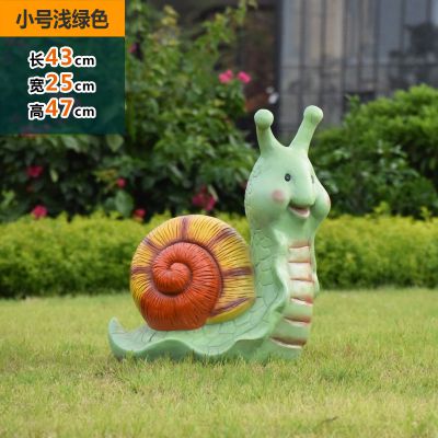 草地上摆放的一只浅绿色的玻璃钢卡通蜗牛博鱼网页版