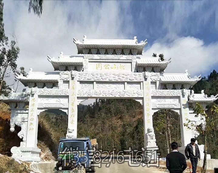 三间四柱石雕门楼