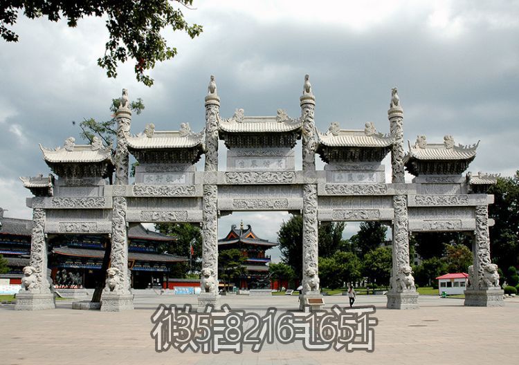 广场大型石雕牌楼
