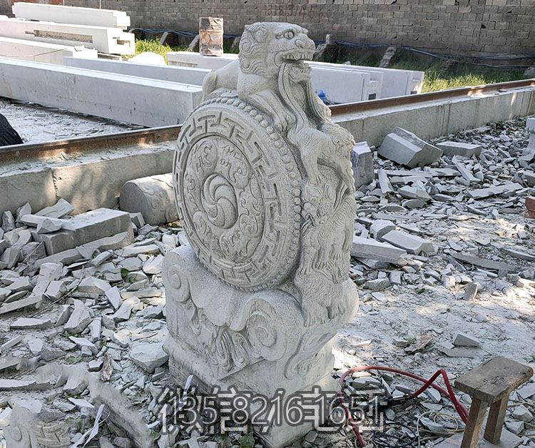石雕门墩，门口摆放的花岗岩材质抱鼓石