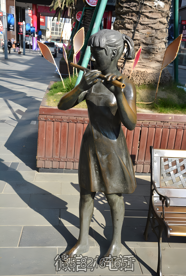 吹笛子的铜雕女孩博鱼网页版