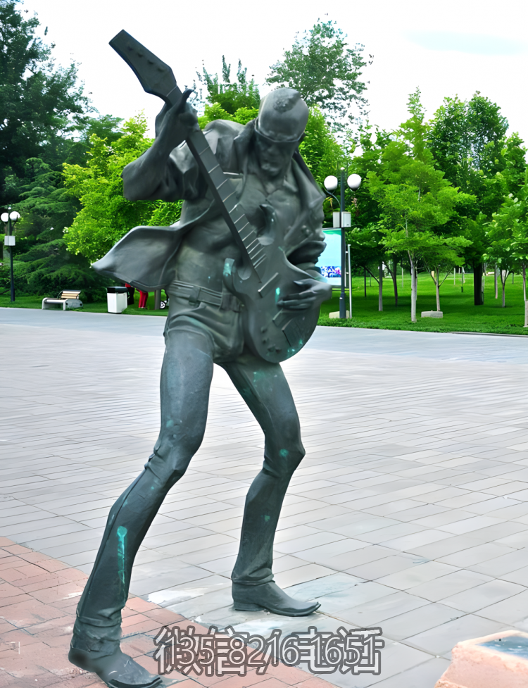 城市街道弹吉他的人物铜雕