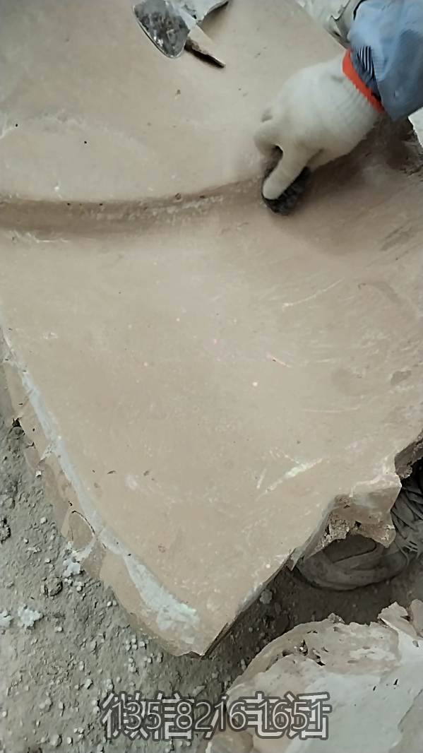 用钢丝球打磨模具表面 用钢丝球打磨模具表面