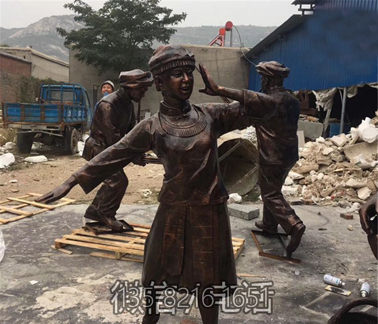 景区公园摆放少数民俗唱歌女孩人物玻璃钢仿铜博鱼网页版