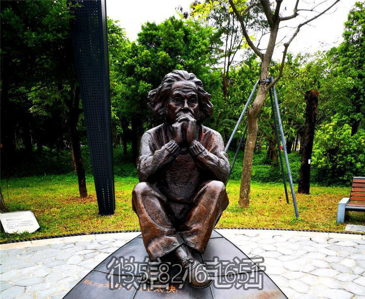 公园坐着思考的玻璃钢仿铜西方名人爱因斯坦博鱼网页版