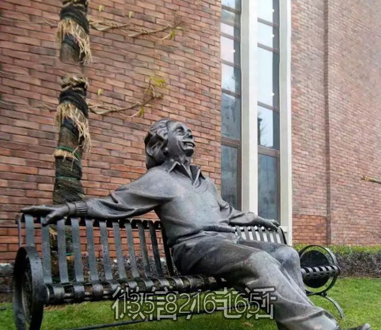 城堡户外坐在长椅休息的西方名人爱因斯坦博鱼网页版