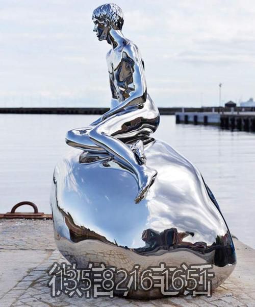 不锈钢镜面创意景观坐在石头上的抽象人物博鱼网页版