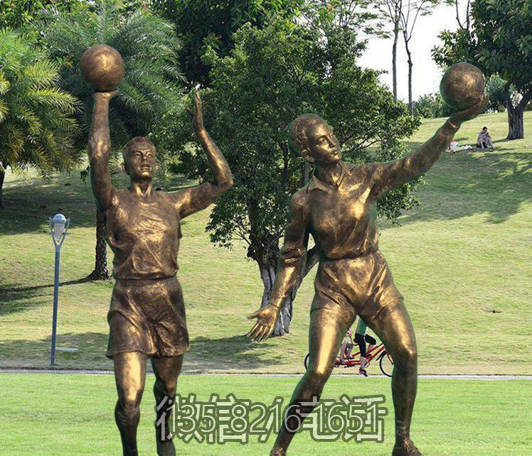 花园景观摆件玻璃钢仿铜打篮球的情景人物博鱼网页版