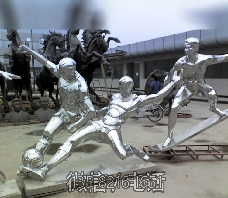 校园广场不锈钢镜面抽象运动提足球的人物博鱼网页版