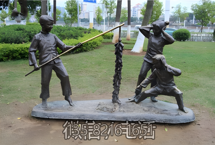 户外园林景观玻璃钢仿铜放鞭炮的情景人物博鱼网页版