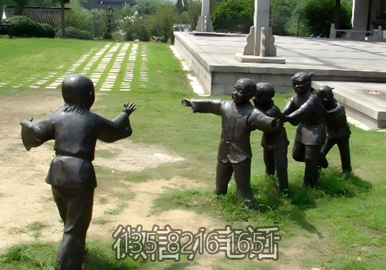 童趣摆件户外草地铜雕景观人物老鹰抓小鸡博鱼网页版