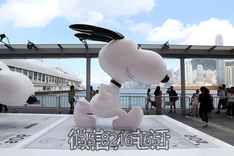 商业街创意摆件玻璃钢卡通动物奔跑的Snoopy博鱼网页版