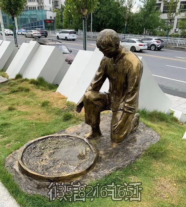 公园摆件玻璃钢晒青的人物景观摆件