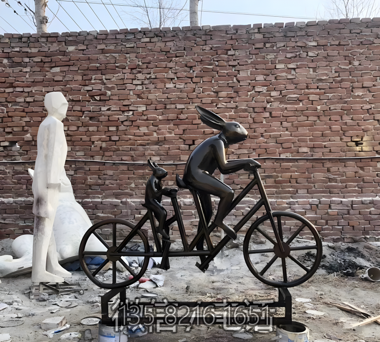 骑双人自行车的卡通兔子父子