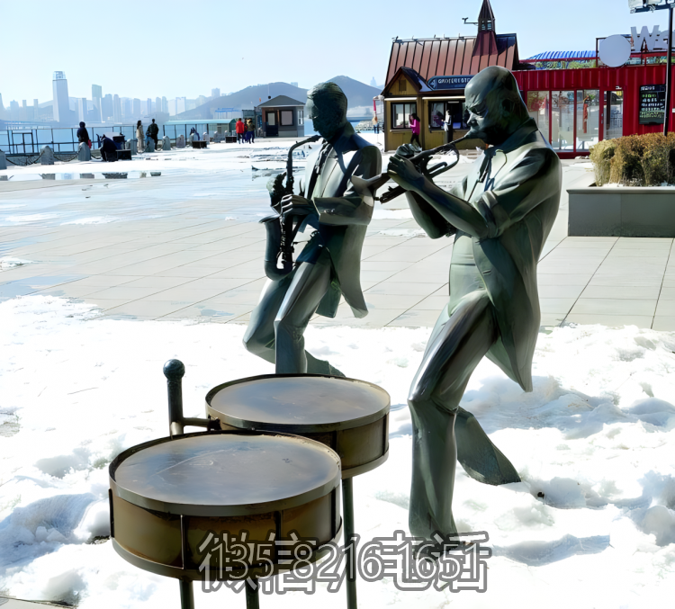 广场吹奏乐器的人物铜雕吹奏博鱼网页版