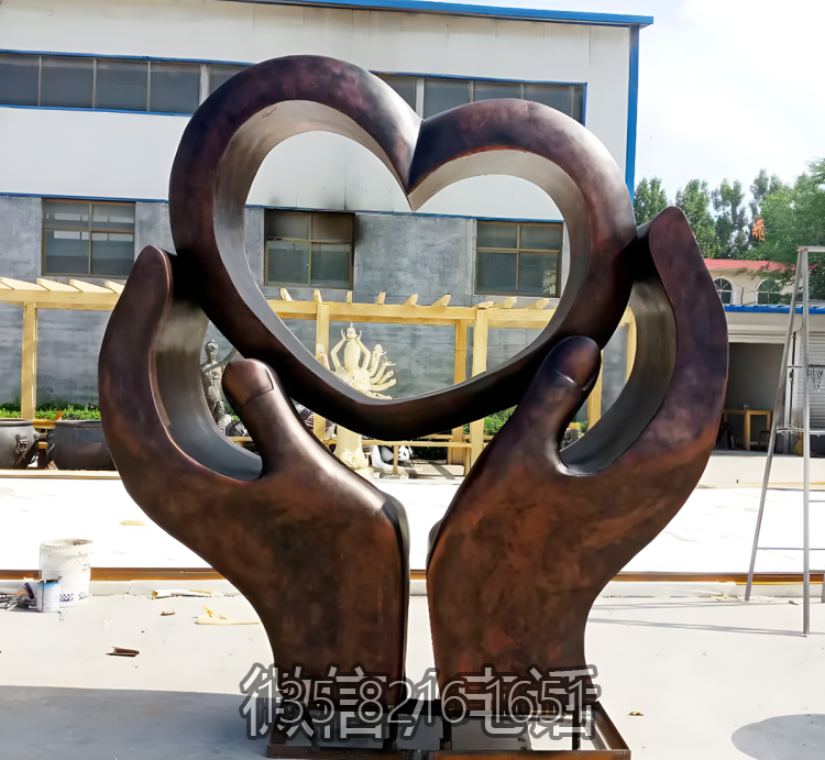 手捧爱心的锻铜铜雕