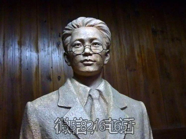 中国近代名人瞿秋白铜雕像