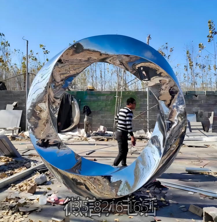 扭曲的镜面抛光不锈钢圆环景观摆件 扭曲的镜面抛光不锈钢圆环景观摆件