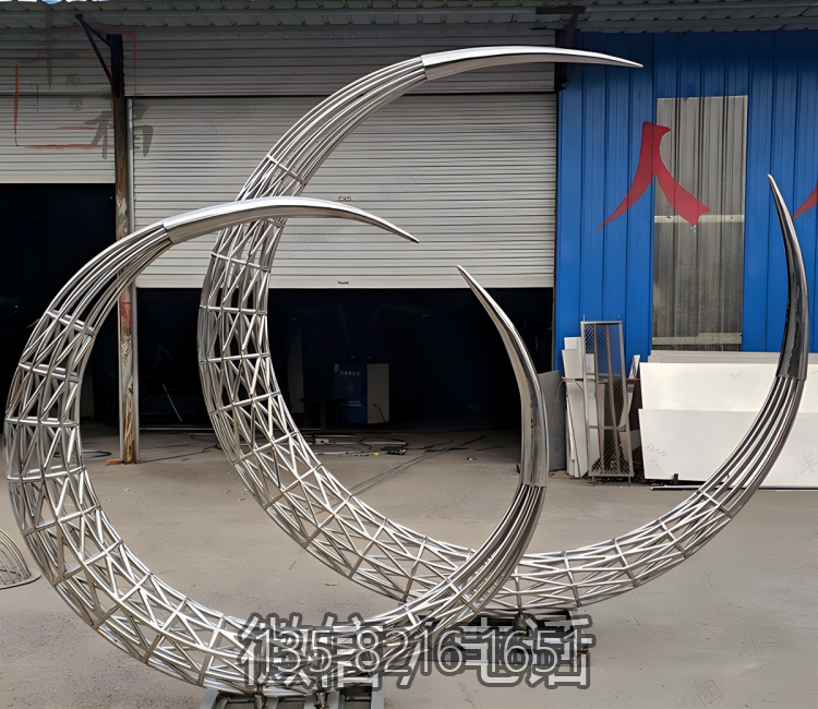 月亮博鱼网页版-别墅装饰摆放两个不锈钢镂空月亮博鱼网页版 月亮博鱼网页版-别墅装饰摆放两个不锈钢镂空月亮博鱼网页版