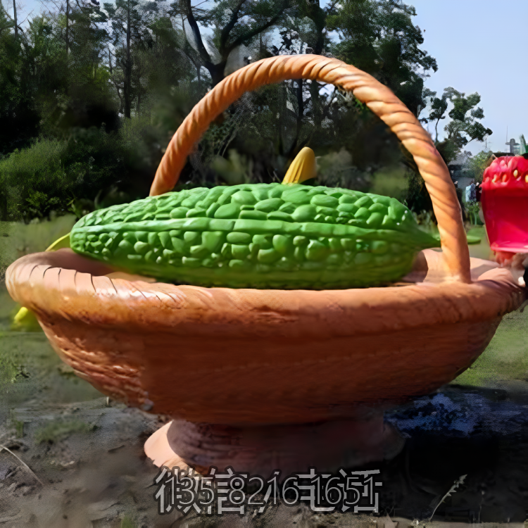 装着苦瓜的蔬菜篮子