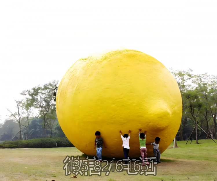 草坪上的大型玻璃钢仿真柠檬博鱼网页版