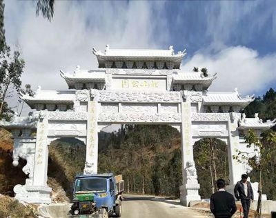 三间四柱石雕门楼