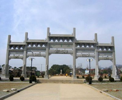 冲天式五间七柱广场石雕牌坊