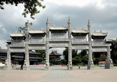 广场大型石雕牌楼