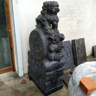 大型狮子抱鼓石青石门墩